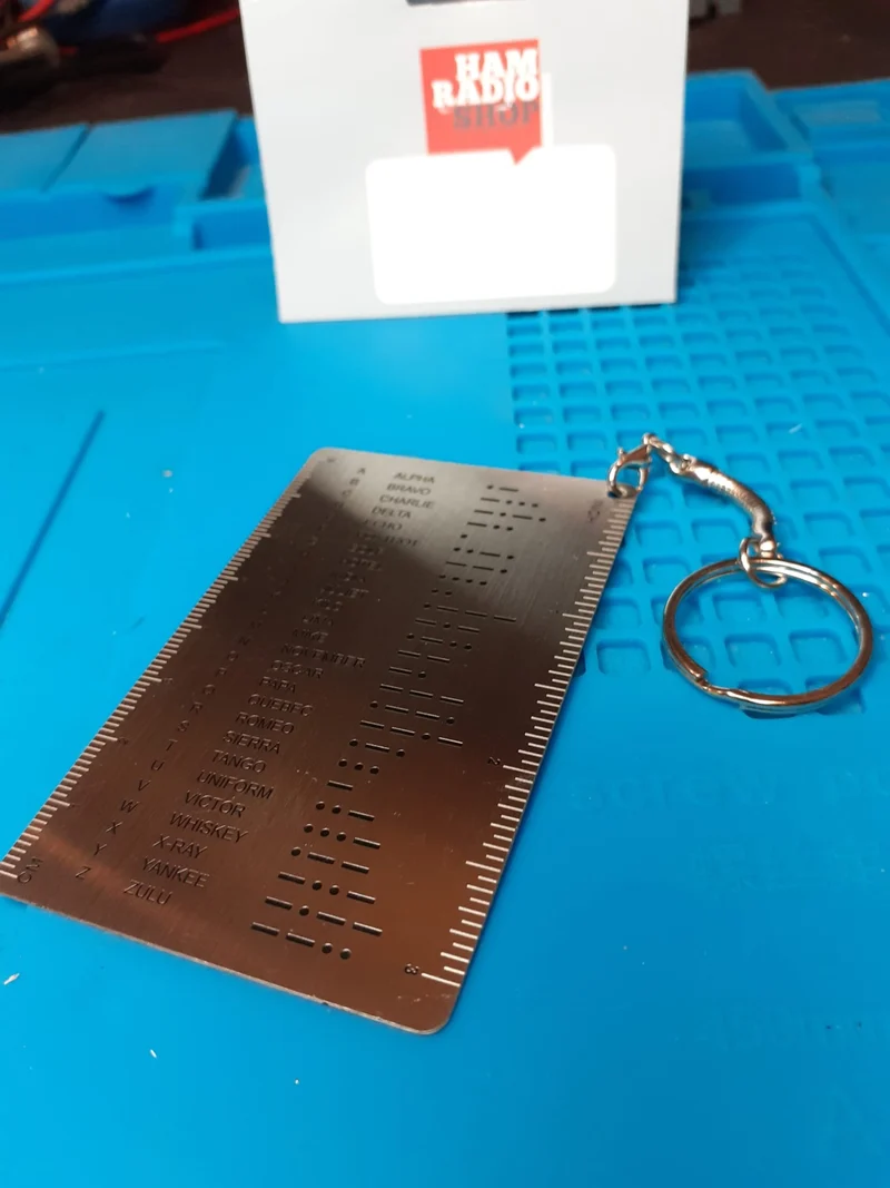 Placca portachiavi in acciaio con codice morse e codice Q, utile in anche in portatile QRO o QRP