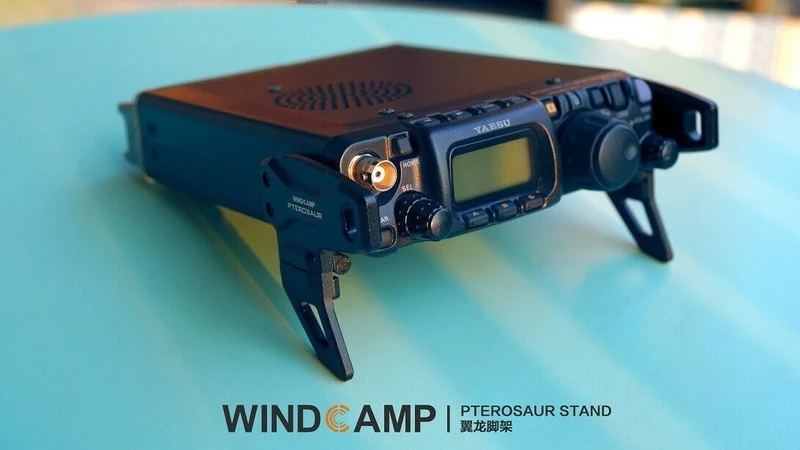 Windcamp PTEUROSAUR - Staffa con piedini ripiegabili per Yaesu FT-817 e FT-818 QRP