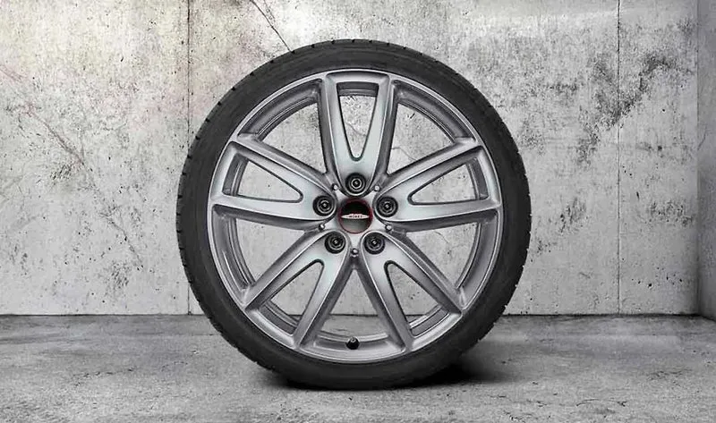 Llanta de aleación ligera JCW Grip Spoke 815 18" 7,5J ET51 Brightsilver para MINI Countryman F60, F60 LCI... y más OEM 36106888852. Original MINI.