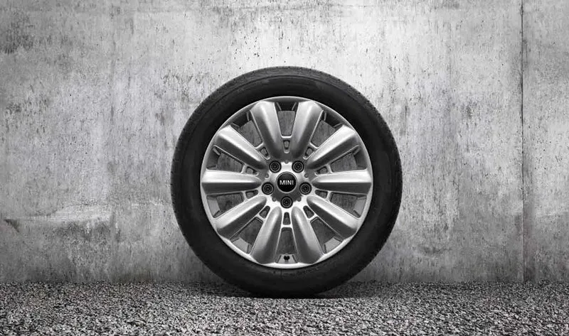 Llanta de aleación ligera 18" 7,5J ET51 Brightsilver OEM 36116856033 para MINI Countryman F60 (2015-2020), Countryman F60 LCI (2019-2024)... y más. Original MINI.