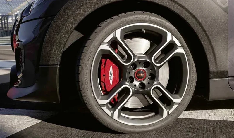 Llanta de aleación 6Jx18 ET41 JCW GP Spoke 565 bicolor antracita mate metalizado/pulida OEM 36116885756 para MINI F56 3 puertas Cooper, Cooper D… y más. Original MINI.