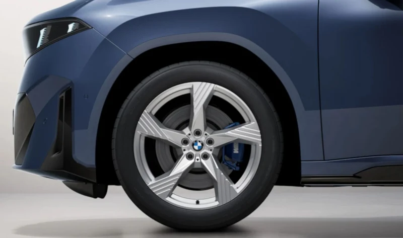 Llanta de aleación 8,5Jx20 ET24 radio estrella 1045 color refined silver OEM 36115A76592 para BMW X3 G45 y X4 G46. Original BMW.
