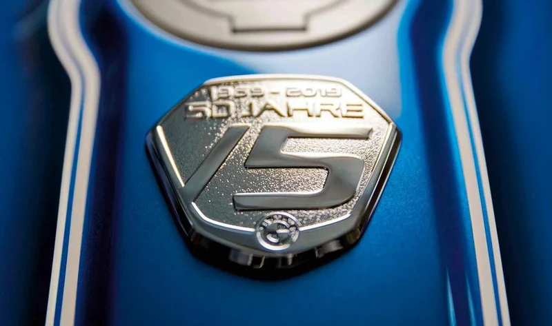 Insignia edición aniversario Opción 719 plateada para depósito OEM 51149443680 para motos BMW R nineT Pure K22 (2015-2020). Original BMW Motorrad