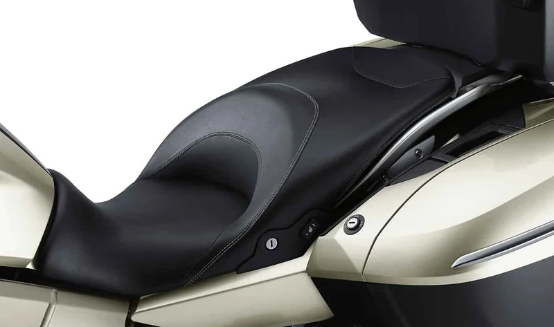 Asiento alto de una pieza negro con calefacción 810 mm OEM 52538545128 para motos BMW K 1600 GT, K 1600 GTL. Original BMW Motorrad.