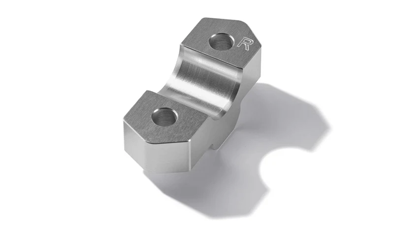 Elevador de manillar derecho plata 15 mm OEM 32718569750 para motos BMW F 750 GS y F 800 GS (K80). Original BMW Motorrad