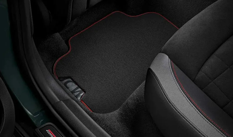 Juego de alfombrillas traseras textiles JCW volante a la izquierda OEM 51472469128 para MINI F55, F55 LCI, F65… y más. Original MINI.