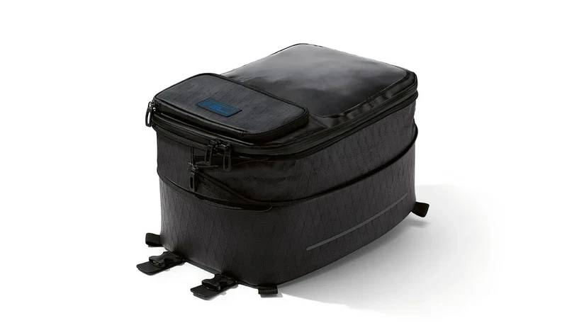 Bolsa sobredepósito Black Collection negra/azul 11-16 l OEM 77455A0E755 para motos BMW R 1250 R, R 1250 RS, F 900 R, F 900 XR, F 800 R, F 800 GT, G 310 R... y más. Original BMW Motorrad.