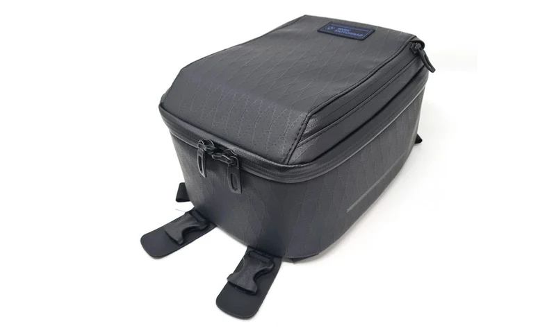 Bolsa sobredepósito pequeña negra/azul 5 l OEM 77455A0E752 para motos BMW R 1300 GS, R 1250 GS, R 1250 RT, R nineT, S 1000 XR, F 900 XR, G 310 GS... y más. Original BMW Motorrad