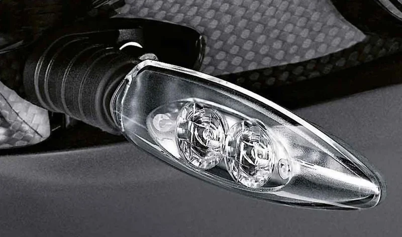Intermitente LED con lente blanca OEM 63138522503 para motos BMW R 1200 R, R 1250 R, R 1200 RS, R 1250 RS, HP4, S 1000 RR, S 1000 R… y más. Original BMW Motorrad.