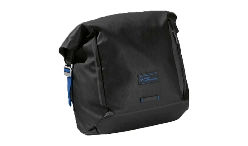 Bolsa lateral pequeña Black Collection negra/azul 10 l OEM 77405A0ED10 para motos BMW R 1200 R, R 1250 R, R 1200 RS, R 1250 RS, R nineT, G 310 GS, G 310 R… y más. Original BMW Motorrad.