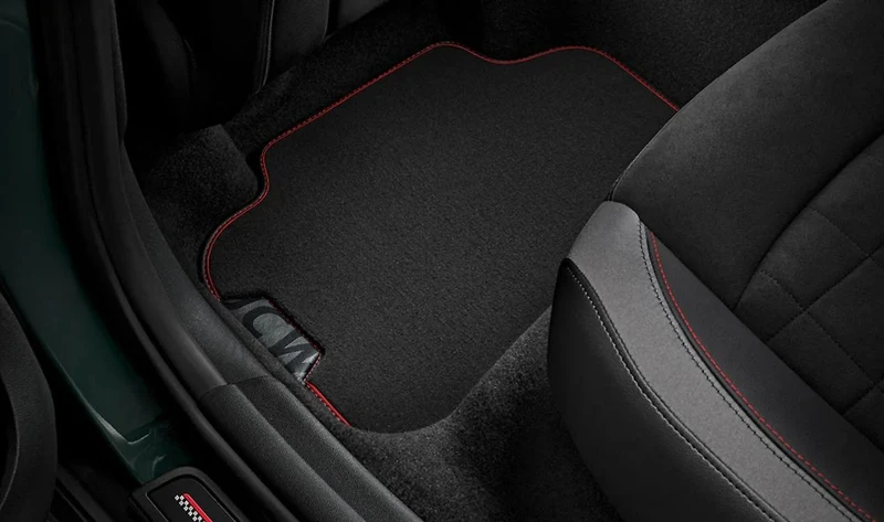 Alfombrillas textiles traseras JCW OEM 51472469127 para MINI F56, F56 BEV, F56 LCI, F66. Original MINI.