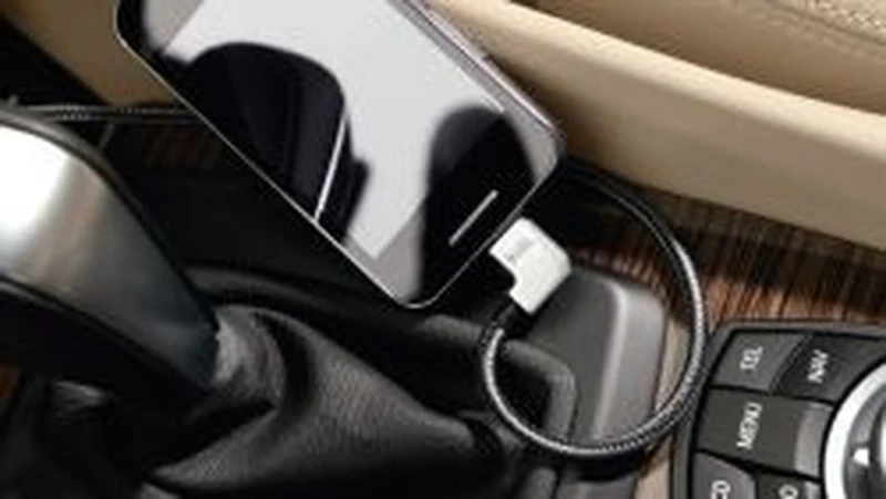 Adaptador micro USB OEM 61122336423 para BMW E81, E87, F20, F30, F10, X5, X6... y más. Original BMW.