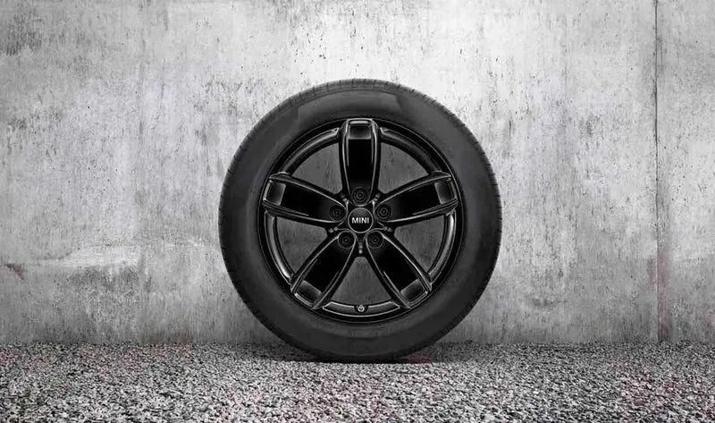 Rueda de invierno completa Channel Spoke 531 negra OEM 36110048010 para MINI Countryman F60, F60 LCI. Original MINI.