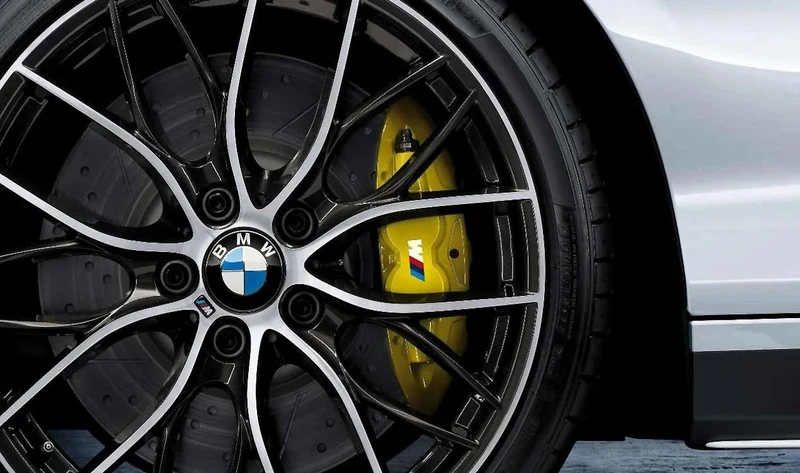 Alojamiento de la pinza de freno delantero izquierdo M Performance amarillo OEM 34106875651 para BMW F20, F21, F22, F30, F32... y más. Original BMW.