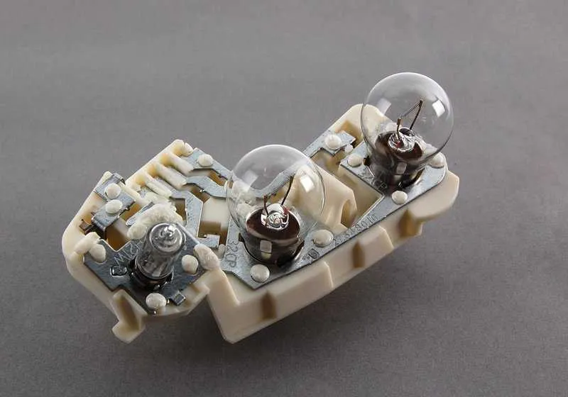 Portalámpara luz trasera tapa maletero izquierda OEM 63217183841 para BMW Serie 3 E90 (2005-2008). Original BMW.