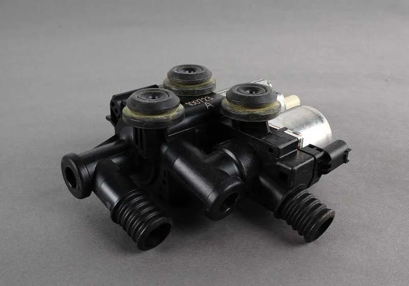Válvula de agua con bomba adicional OEM 64118369807 para BMW E46, X3 E83, Z3 E36... y más. Original BMW.