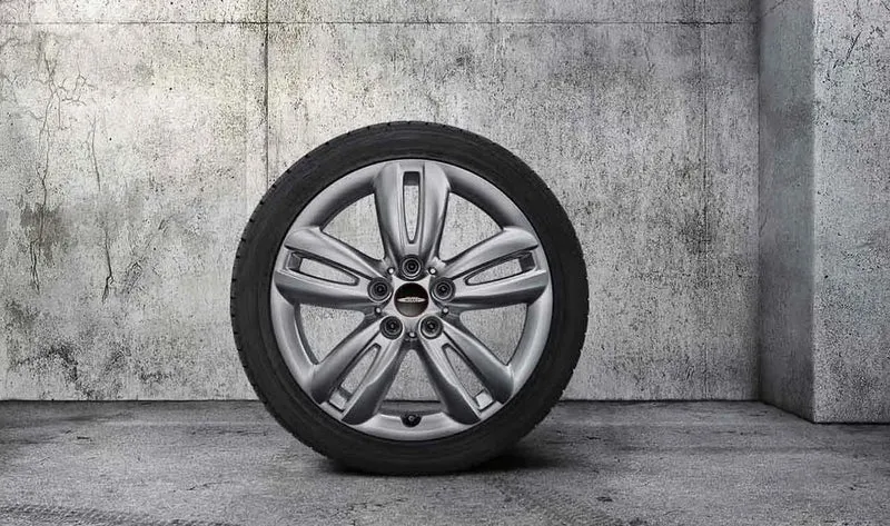 Rueda de invierno completa JCW Track Spoke 501 OEM 36112349712 para MINI F56, F56 BEV, F56 LCI, F57, F55 LCI... y más. Original MINI.