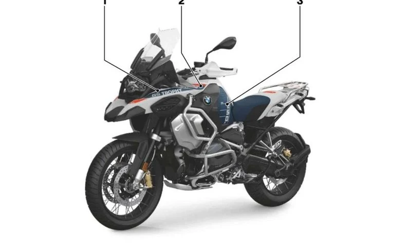 Embellecedor izquierdo guardabarros delantero OEM 51147108767 para motos BMW R1250GS Adventure. Original BMW Motorrad.
